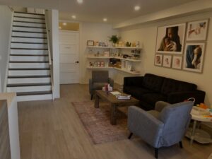 TheWOMBWoodstock-living-room-dark-scaled